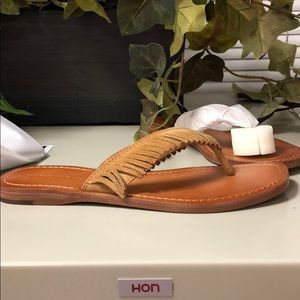 Perry feathered thong Frye sandals in Tan.